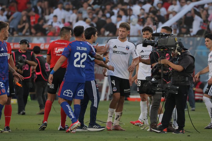 Futbol, Colo Colo vs Universidad de Chile. Fecha 5, Liga de Primera 2026. El jugador de Colo Colo Joaquín Sosa, izquierda centro derecha, disputa el balon contra Maximiliano Guerrero de Universidad de Chile durante el partido de primera division