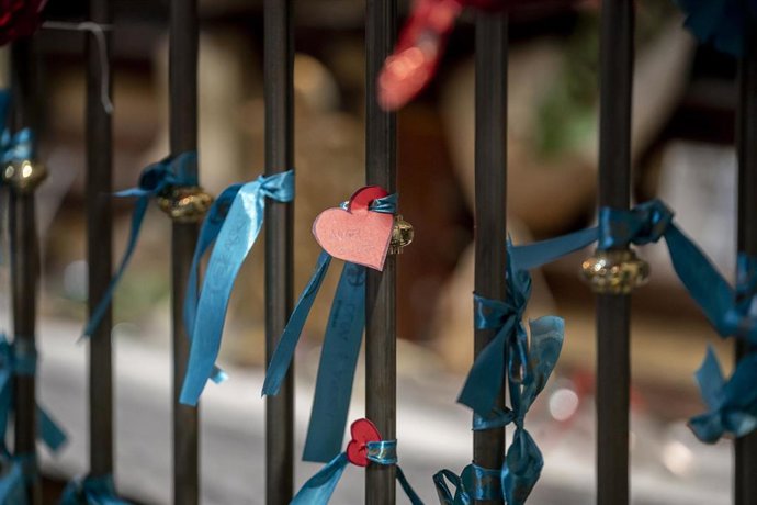 Archivo - Cintas colgadas por las parejas junto a las reliquias de San Valentín durante la celebración de la festividad de San Valentín en la Iglesia de San Antón, en Madrid (España). 