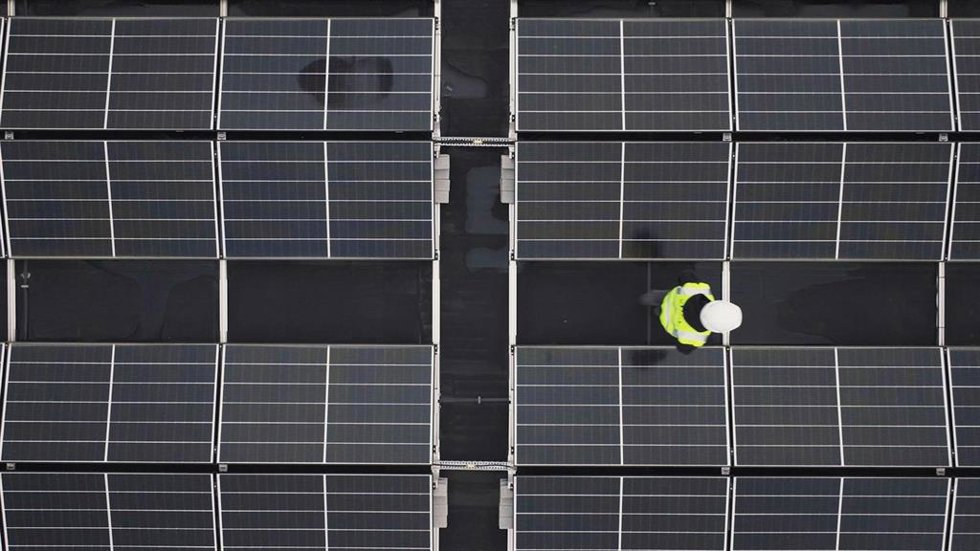 Archivo - Imagen de recurso de placas solares.