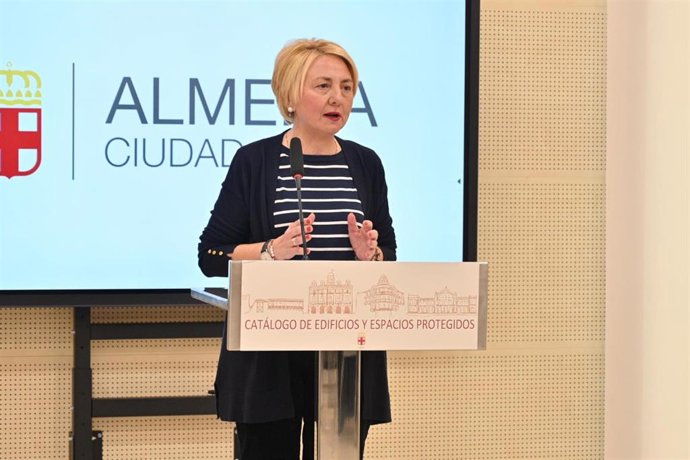 La concejala de Urbanismo, Vivienda y Fiestas Mayores del Ayuntamiento de Almería, Eloísa Cabrera, atendiendo a los medios.