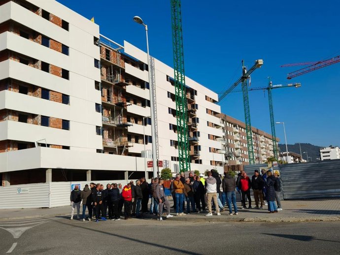 Gruistas en huelga concentrados junto a las obras de varios edificios en Córdoba.