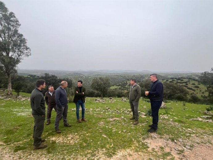 Javier Perales (c), junto a ganaderos trashumantes de la Sierra de Segura.