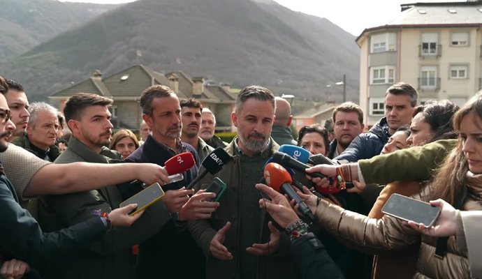 El presidente de Vox, Santiago Abascal, durante su visita a Villablino (León)