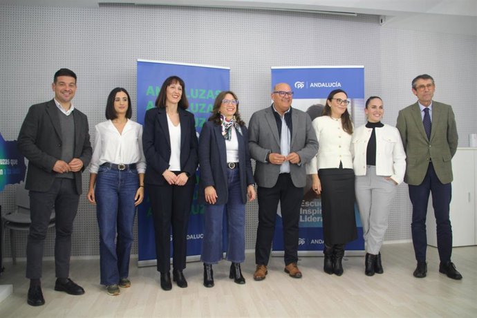La presidenta del PP de Málaga, Patricia Navarro, y otros representantes de la formación política durante la celebración de un foro del partido dedicado a la Agricultura y el Medio Ambiente que ha tenido lugar en Vélez-Málaga.