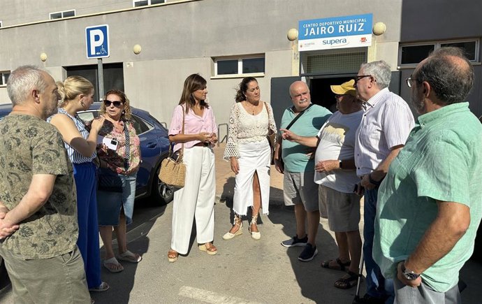 Dirigentes del PSOE frente a las instalaciones del Jairo Ruiz en Almería.
