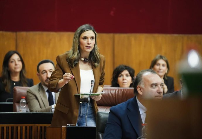 La portavoz parlamentaria del PSOE-A, María Márquez, interviene durante la sesión de control en el pleno del Parlamento andaluz. A 26 de febrero de 2026 en Sevilla (Foto de archivo).