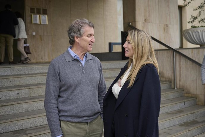 Archivo - La presidenta de la Junta de Extremadura, María Guardiola, y el presidente del Partido Popular, Alberto Núñez Feijóo, durante un mitin del PP, a 4 de diciembre de 2025, en Don Benito, Badajoz, Extremadura (España). 