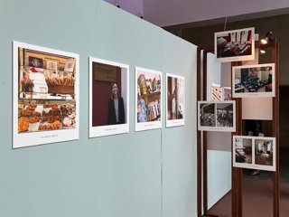 La exposició 'Pujar la persiana. Sobre la recuperació del comerç local després de la dana', en el MuVIM de la Diputació de València.