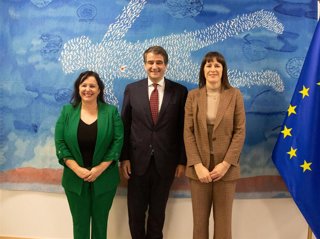 La portavoz nacional del BNG, Ana Pontón, se reúne con el comisario de Fondos y Reformas de la UE, Raffaele Fitto, acompañada de la eurodiputada del Bloque, Ana Miranda.