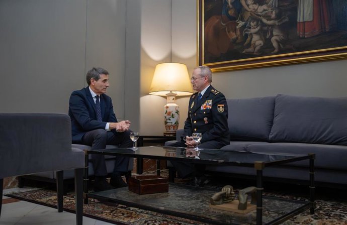 El delegado del Gobierno de España en Andalucía, Pedro Fernández, se reúne con el jefe superior de Policía Nacional en Andalucía Occidental, Andrés Martín Garrido.