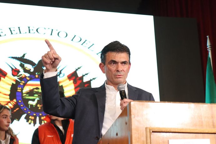 Archivo - October 19, 2025, La Paz, La Paz, Bolivia: Center-right senator and presidential candidate for the Christian Democratic Party (PDC), Rodrigo Paz, celebrates his preliminary victory in Bolivias presidential runoff election.