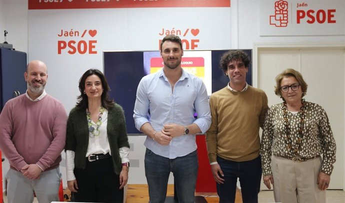 El secretario de Lgtbi del PSOE de Jaén, Víctor Gutiérrez, en una charla en la sede del PSOE de Jaén capital.