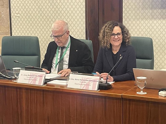 El secretario de Cultura Josep Maria Carreté y la consellera Sònia Hernández, en la Comisión de Cultura del Parlament