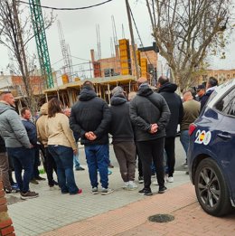 Gruístas en huelga junto a la Policía.