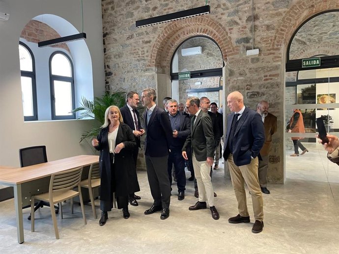 Fernández-Pacheco (3º izda.), junto al resto de autoridades, en la visita a la nueva OCA de Pozoblanco.