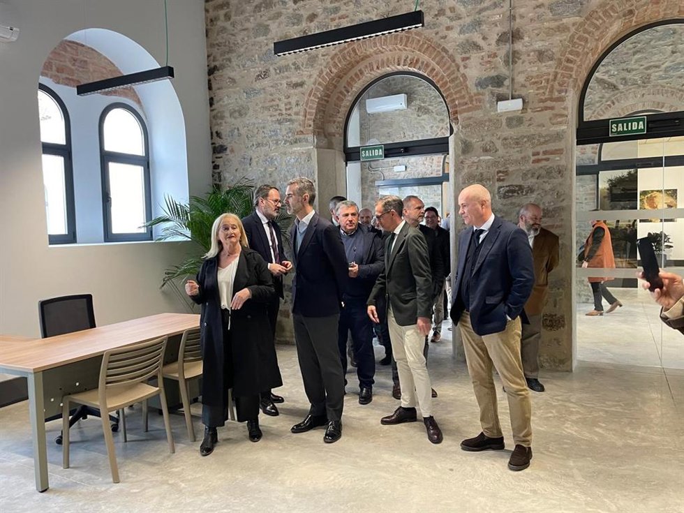 Fernández-Pacheco (3 izda.), junto al resto de autoridades, en la visita a la nueva OCA de Pozoblanco.