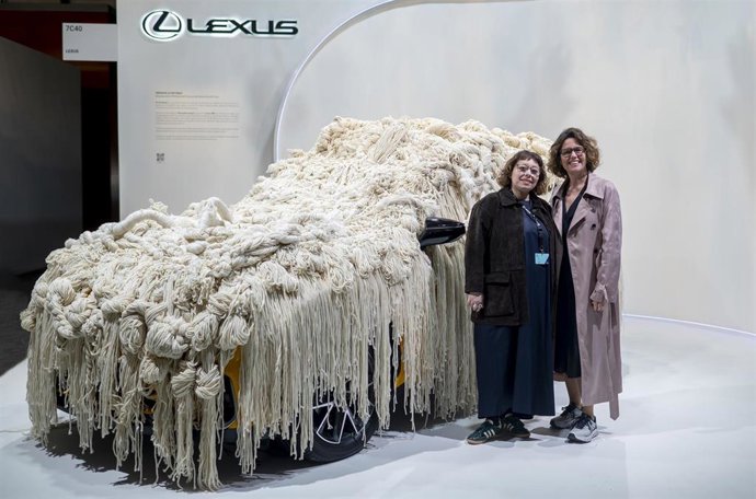 La artista que ha ganado el Lexus Art Car 2025, Mariadela Araujo (i), y la directora de Lexus España, Mar Pieltain (d), posan con el con Lexus Art Car 2025, en el estand de Lexus en la feria ARCO, a 4 de marzo de 2026, en Madrid (España). 