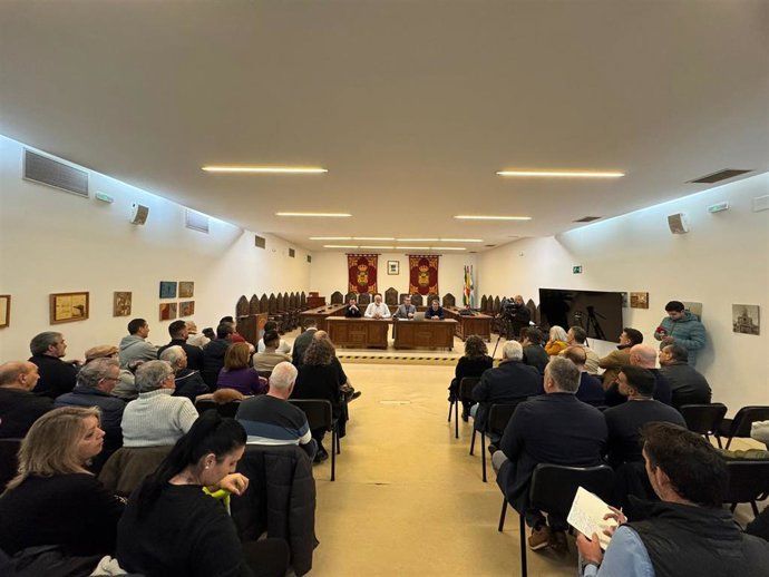 El alcalde de La Línea de la Concepción (Cádiz), Juan Franco, en la tarde de este miércoles en una reunión con representantes de un nutrido grupo de colectivos sociales sobre el tratado de Gibraltar.