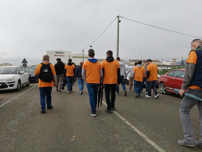 Trabajadores de Hitachi, en la carretera de acceso a la factoría, durante la jornada de huelga.