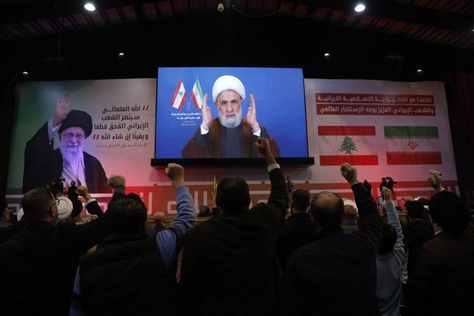 Archivo - Arquivo - 26 de janeiro de 2026, Beirute, Beirute, Líbano: Apoiadores do Hezbollah levantam os punhos em saudação ao secretário-geral do grupo, Sheikh Naim Qassem.