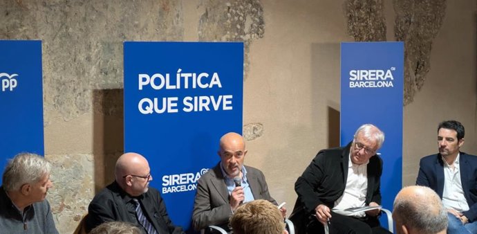 El líder del PP en el Ayuntamiento de Barcelona, Daniel Sirera; el director general del Cercle d'Economia, Miquel Nadal; el presidente de Barcino 5G, Alberto Fernández; el alcalde de Castelldefels, Manu Reyes y el periodista Xavier Casinos