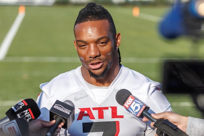 Archivo - Bijan Robinson atiende a los medios durante el paso de los Atlanta Falcons por Berlín en la temporada 2025 de la NFL