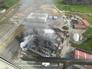 Controlado y cercano a la extinción el incendio de la nave industrial de Los Tanágos