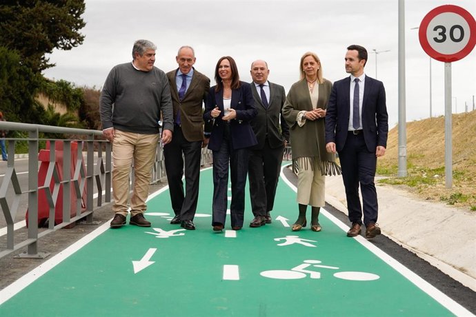 La consejera de Fomento, Articulación del Territorio y Vivienda, Rocío Díaz (c), y el alcalde de Tomares, José María Soriano, recorren la nueva vía ciclopeatonal. 
