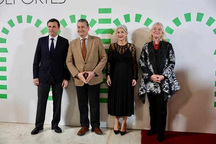 El consejero de Sanidad, Presidencia y Emergencias, Antonio Sanz, y la consejera de Cultura y Deporte, Patricia del Pozo, en gala de los Premios Andalucía de los Deportes 2025.