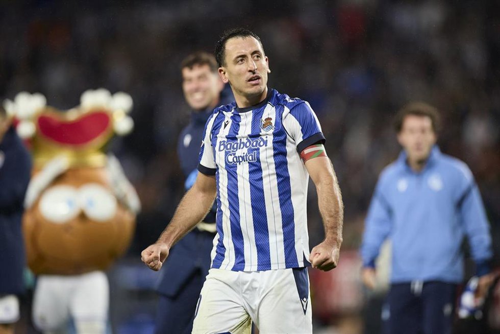 Archivo - Mikel Oyarzabal celebra una victoria de la Real Sociedad.