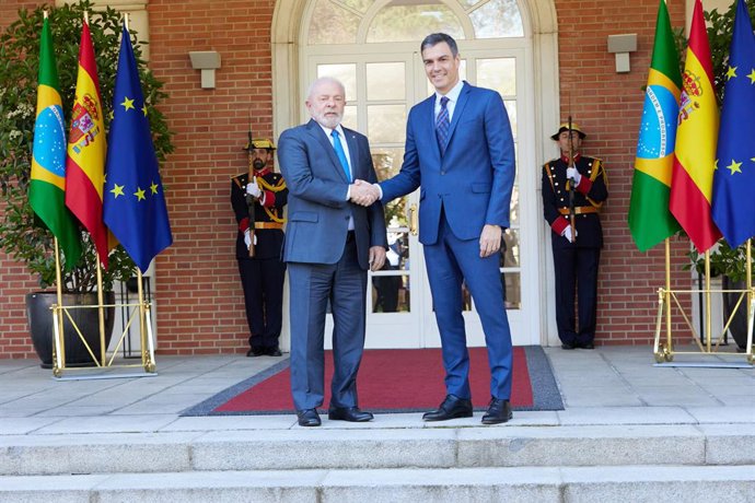 Archivo - El presidente del Gobierno, Pedro Sánchez (d), recibe al presidente de Brasil, Lula da Silva (i), a su llegada al Palacio de La Moncloa, durante su viaje oficial a España, a 26 de abril de 2023, en Madrid (España).  Durante su encuentro, Sánchez