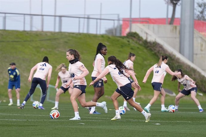 Las jugadoras de la selección española durante un entrenamiento en la Ciudad del Fútbol de Las Rozas
