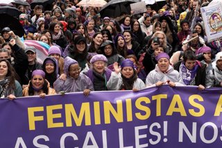 Archivo - Decenas de personas durante la manifestación convocada por la Comisión 8M por el Día de la Mujer, a 8 de marzo de 2025, en Madrid (España).