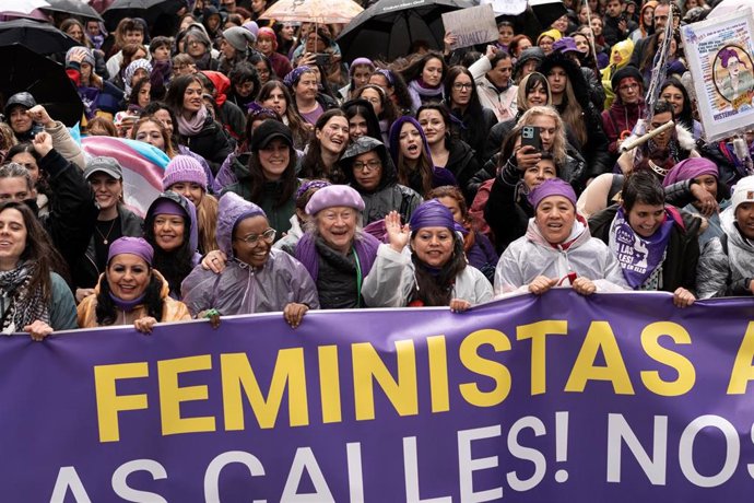 Archivo - Decenas de personas durante la manifestación convocada por la Comisión 8M por el Día de la Mujer, a 8 de marzo de 2025, en Madrid (España).