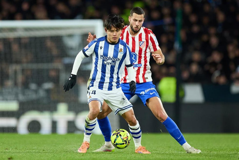 Archivo - Takefusa Kubo y Dávid Hancko, en un partido entre Real Sociedad y Atlético de Madrid.