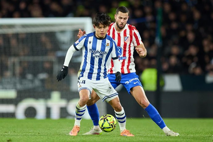 Archivo - Takefusa Kubo of Real Sociedad competes for the ball with David Hancko of Atletico de Madrid during the LaLiga EA Sports match between Real Sociedad and Atletico de Madrid at Anoeta on January 4, 2026, in San Sebastian, Spain.