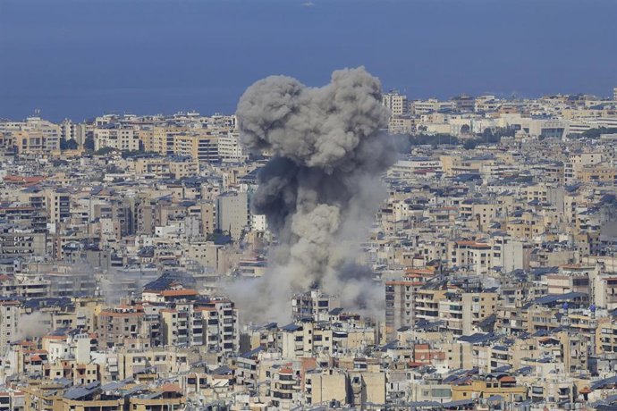 Aviones de combate israelíes llevan a cabo un ataque aéreo contra un edificio en los suburbios del sur de Beirut