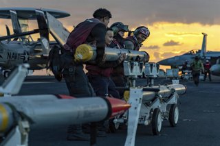 Marines de la Armada de EEUU mueven munición en la cubierta de vuelo del portaaviones USS Gerald R. Ford, que opera en apoyo de la Operación Furia Épica contra Irán
