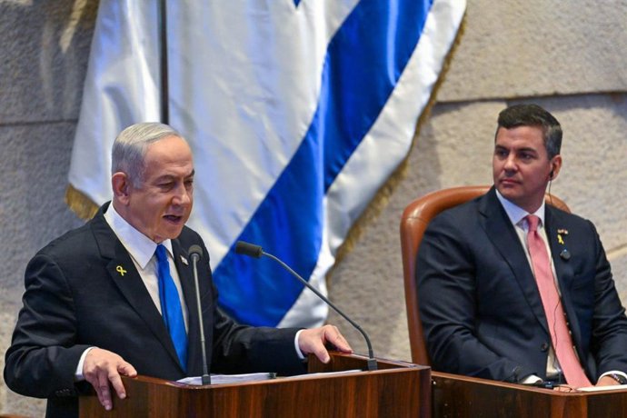 Archivo - El primer ministro israelí, Benjamin Netanyahu (izq.), se dirige al Parlamento israelí en una sesión especial en honor al presidente de Paraguay, Santiago Peña (der.), de visita oficial en Israel