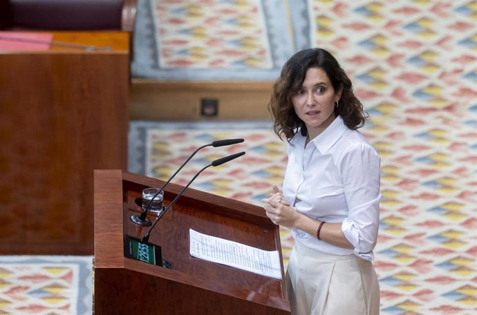Archivo - La presidenta de la Comunidad de Madrid, Isabel Díaz Ayuso, interviene en la tribuna de la Asamblea de Madrid