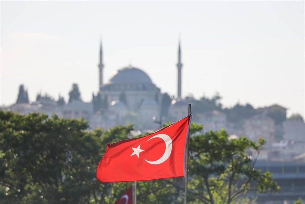 Archivo - Bandera de Turquía sobre la ciudad de Estambul