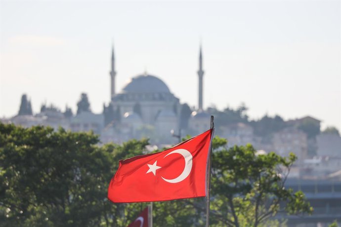 Archivo - TURKEY, ISTANBUL - JUNE 1, 2025: A Turkish flag is seen in central Istanbul