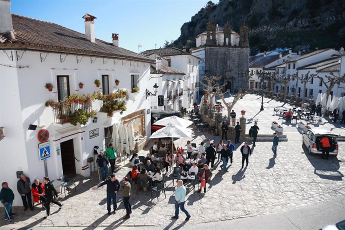 Una plaza de Grazalema con vecinos y visitantes disfrutando del sol en bares y calles. A 23 de febrero de 2026 en Grazalema, Cádiz (Andalucía, España). ARCHIVO.