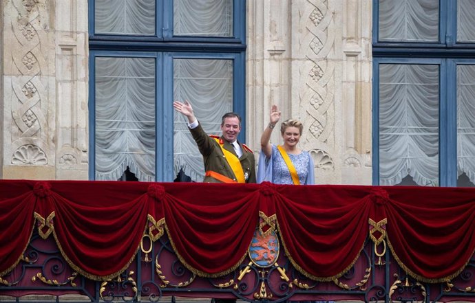 Archivo - 03 October 2025, Luxembourg, Luxemburg: Luxembourg's new Grand Duke Guillaume (L) and Grand Duchess Stephanie wave from the balcony of the palace, following Guillaume's swearing-in ceremony after the Grand Duke Henri's abdicating. Photo: Harald 