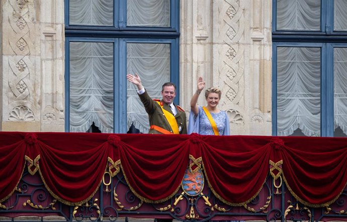 Archivo - 03 October 2025, Luxembourg, Luxemburg: Luxembourg's new Grand Duke Guillaume (L) and Grand Duchess Stephanie wave from the balcony of the palace, following Guillaume's swearing-in ceremony after the Grand Duke Henri's abdicating. Photo: Harald 