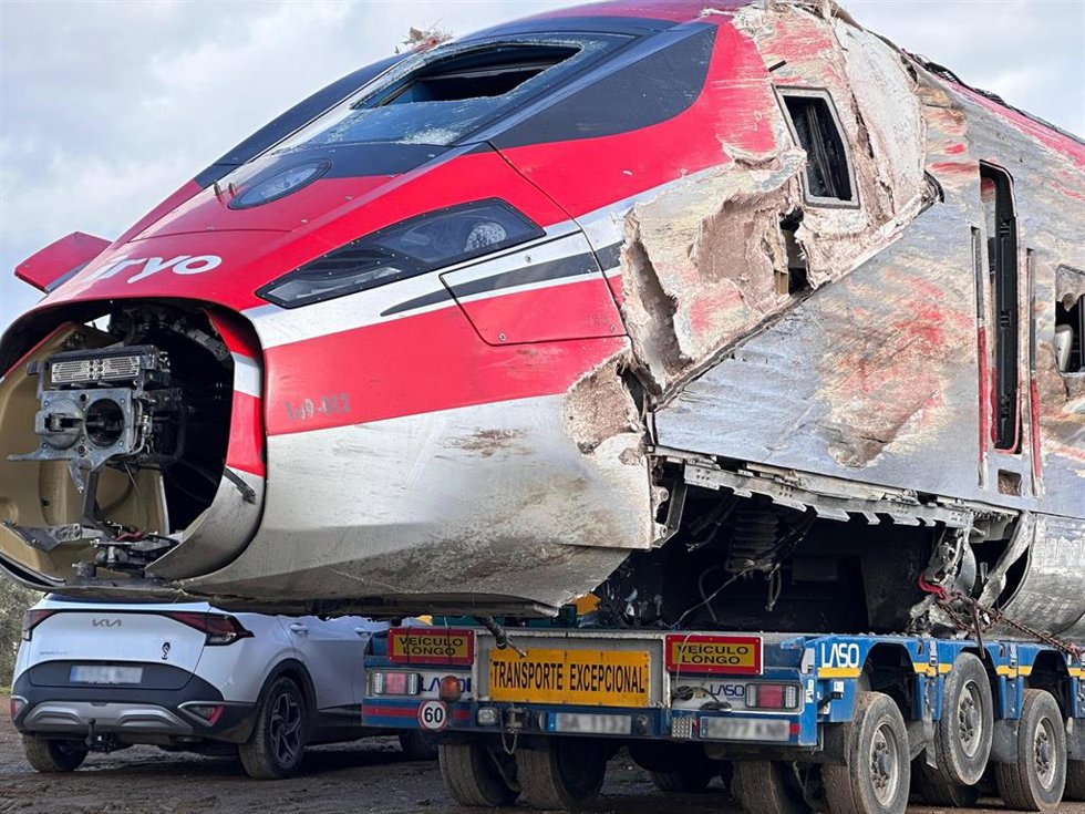 Archivo - Uno de los vagones del Iryo accidentado en Adamuz es transportado por una grúa, a 23 de enero de 2026, en Audaz, Córdoba, Andalucía (España).