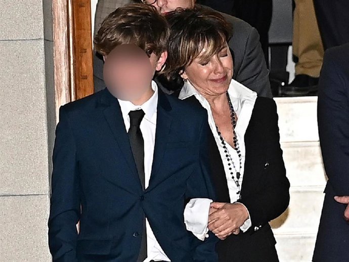 Sonsoles Ónega, devastada, se apoya en uno de sus hijos durante la salida del féretro de Fernando Ónega de la Casa de Galicia