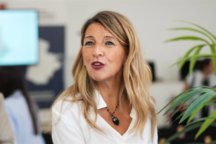 Archivo - La vicepresidenta segunda y ministra de Trabajo y Economía Social, Yolanda Díaz, ofrece una rueda de prensa tras una reunión con los responsables de las Asociaciones de víctimas de la dana, a 17 de octubre de 2025, en Torrent, Valencia, Comunida