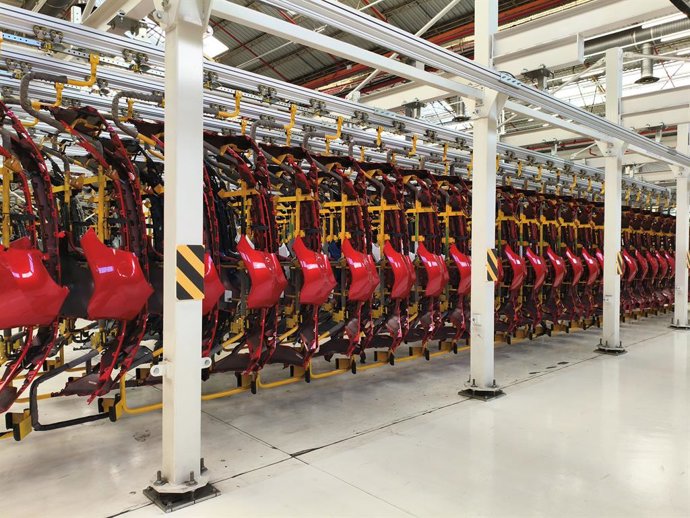 Archivo - Interior de la factoría vallisoletana de Renault.