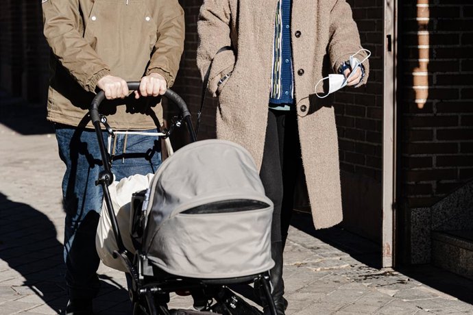 Archivo - Un hombre con una mascarilla en la mano por una calle de Madrid, a 5 de enero de 2024, en Madrid (España). Los contagios por gripe han aumentado un 75,7 por ciento en una semana en España, ya que la incidencia ha pasado de 249,4 casos por 100.00